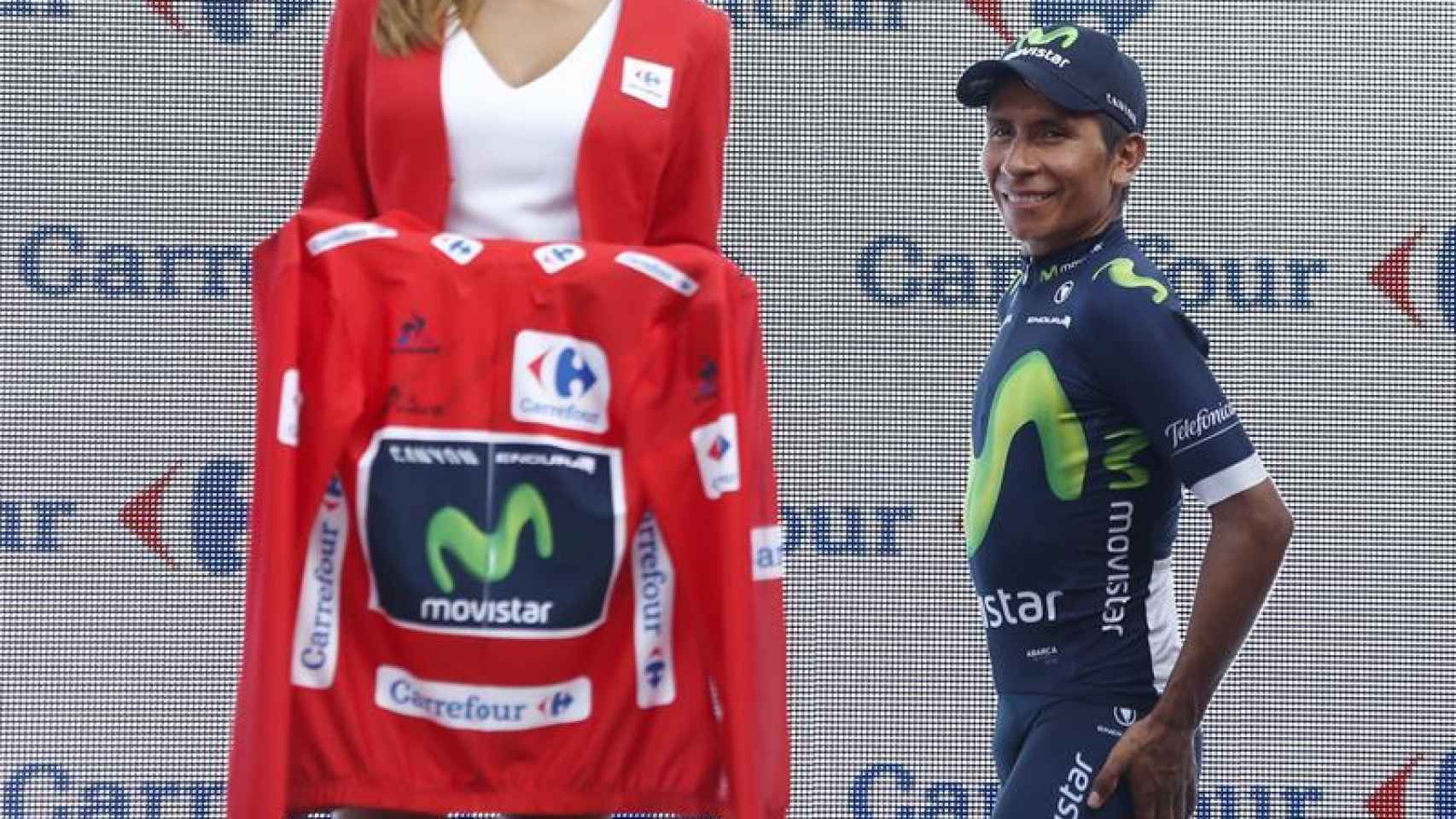 Nairo Quintana mira de reojo el maillot de líder.