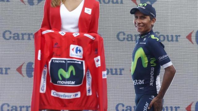 Nairo Quintana mira de reojo el maillot de líder.