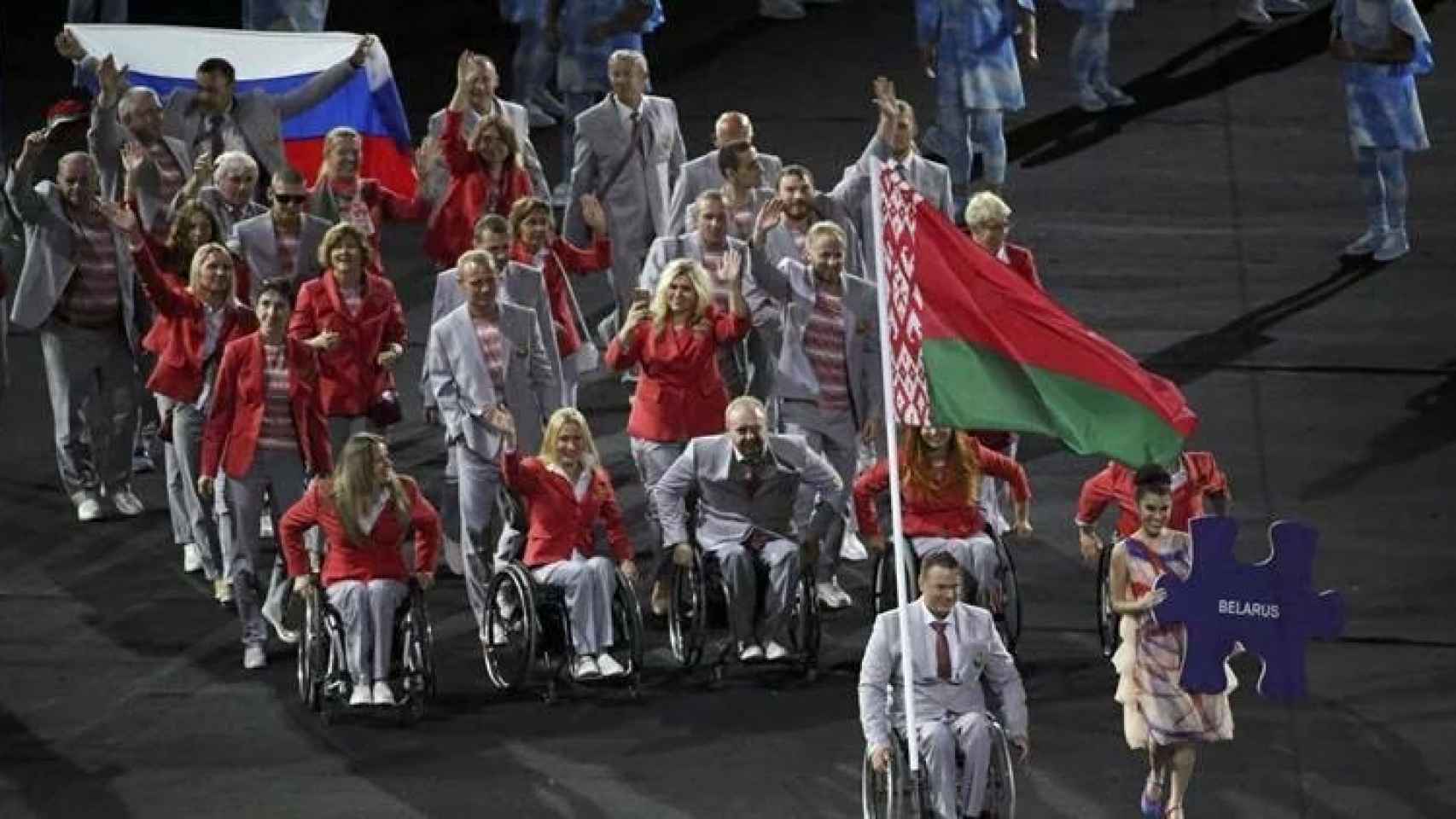 La delegación de Bielorrusia, al fondo integrantes con la bandera de Rusia.