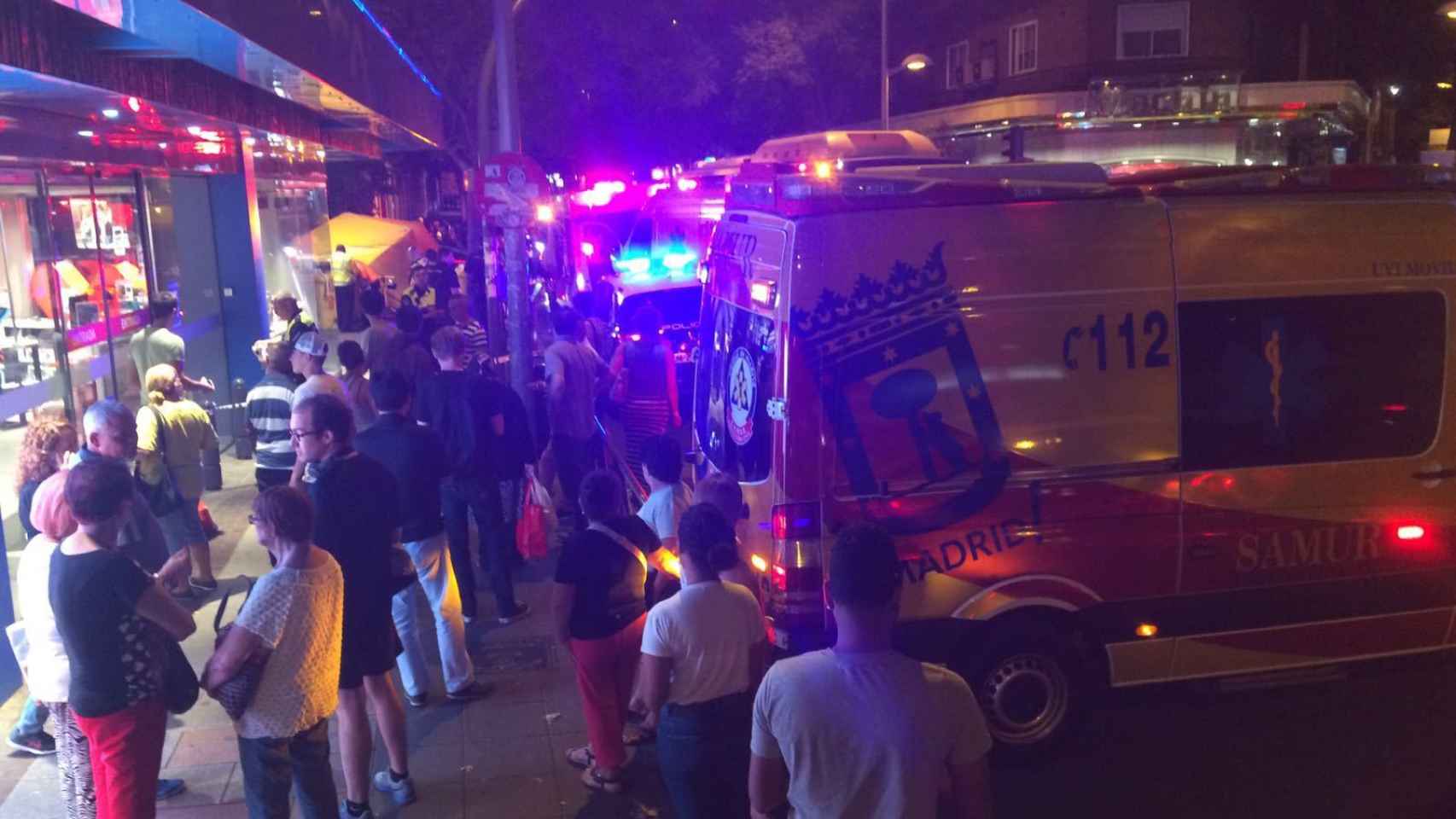 Los servicios de emergencias en la calle de Bravo Murillo donde ha ocurrido el suceso.