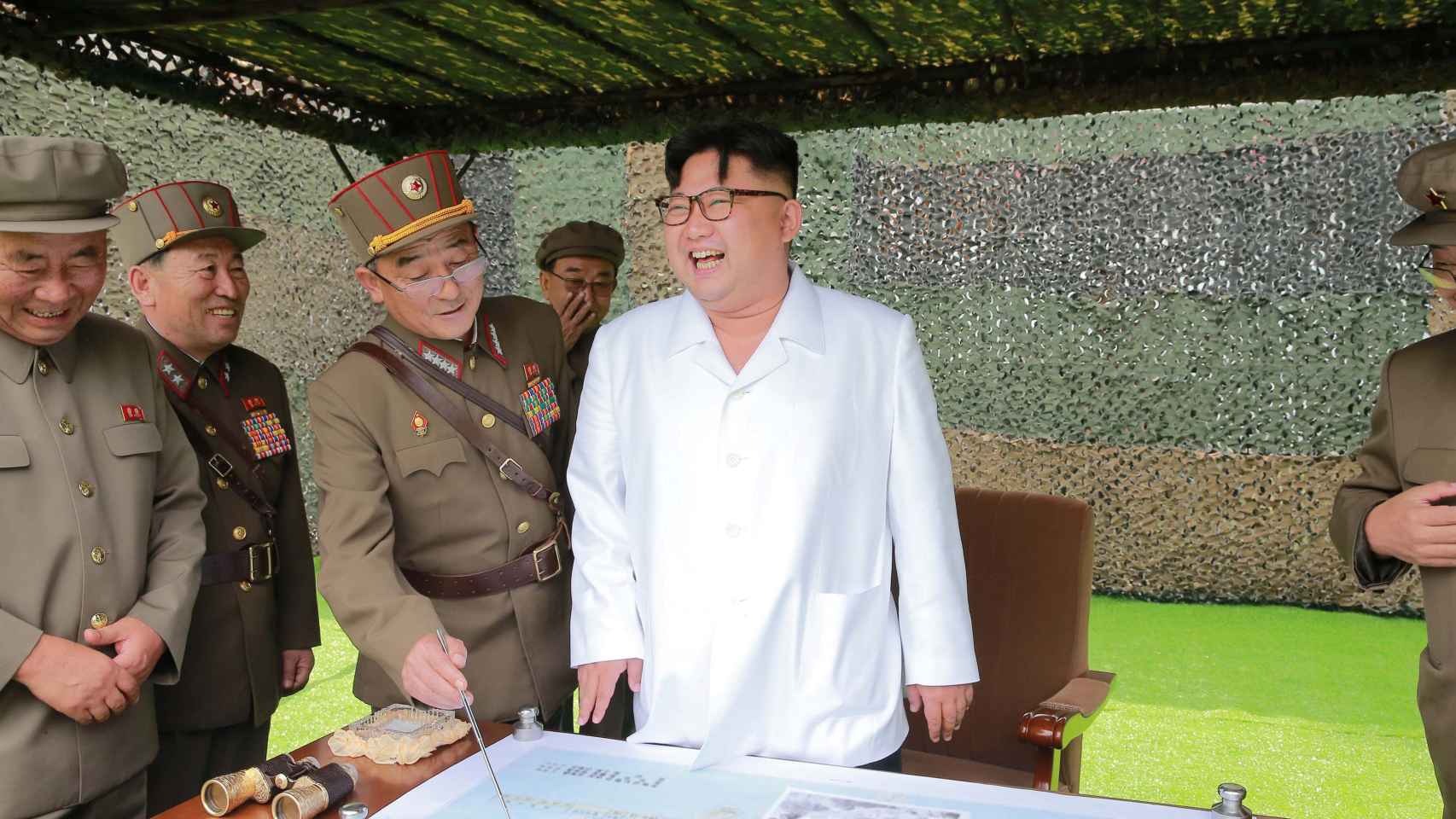Kim Jong-un (c), hablando con un grupo de científicos y técnicos sobre las investigaciones nucleares