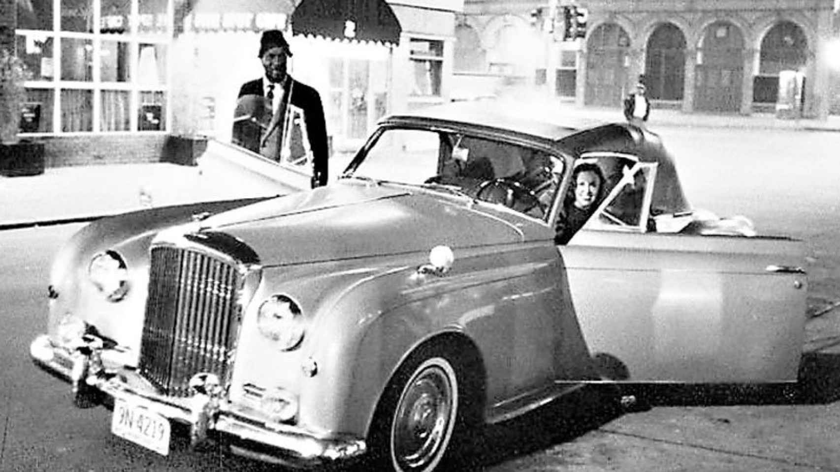 Mon y Pannonica, en el Bentley de ella, ante el The Five Spot Cafe (1964).