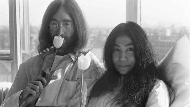 Yoko Ono y John Lennon, en Amsterdam (1969).