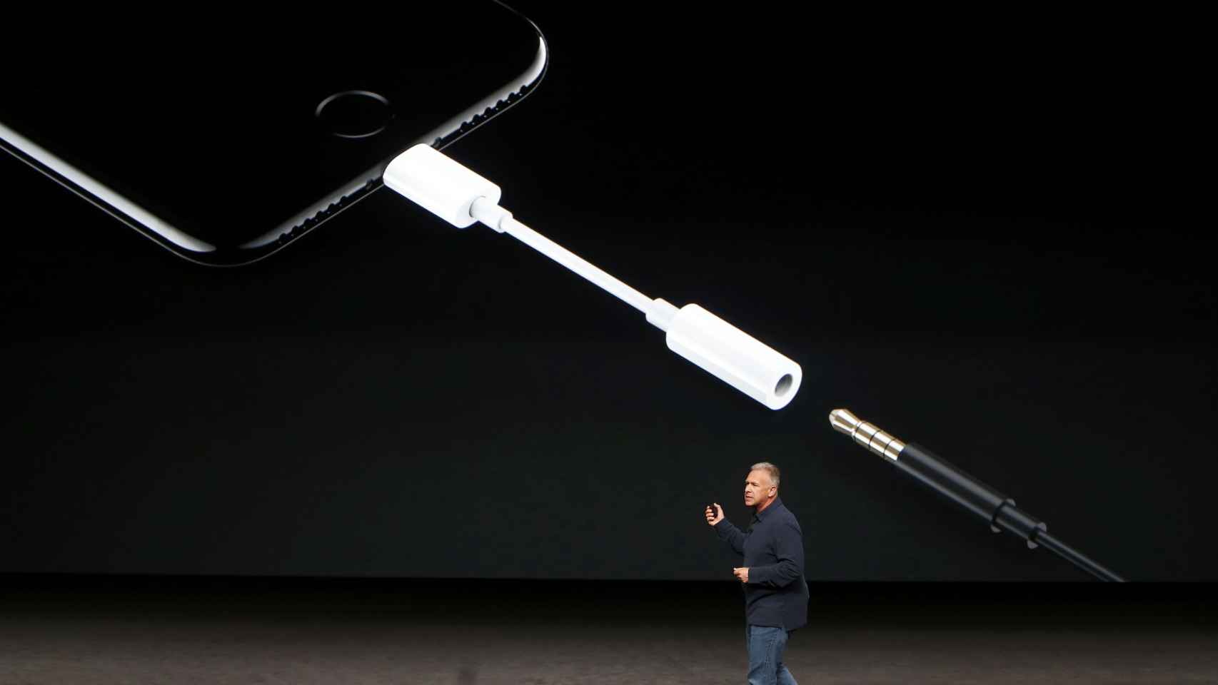 Así es el adaptador que permitirá conectar auriculares con minijack al iPhone 7.