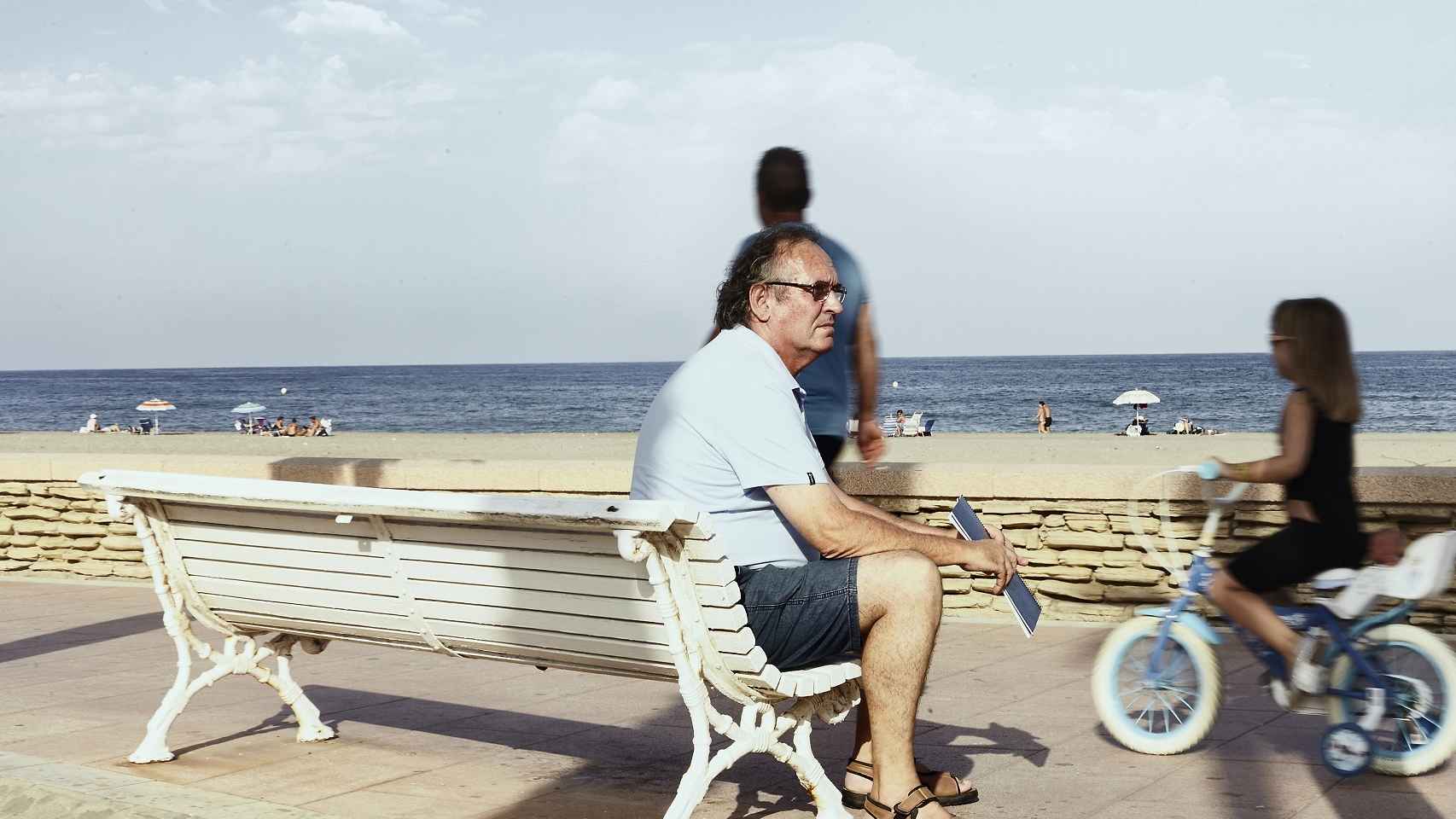 Joaquín Amills, frente al mar en Carboneras.