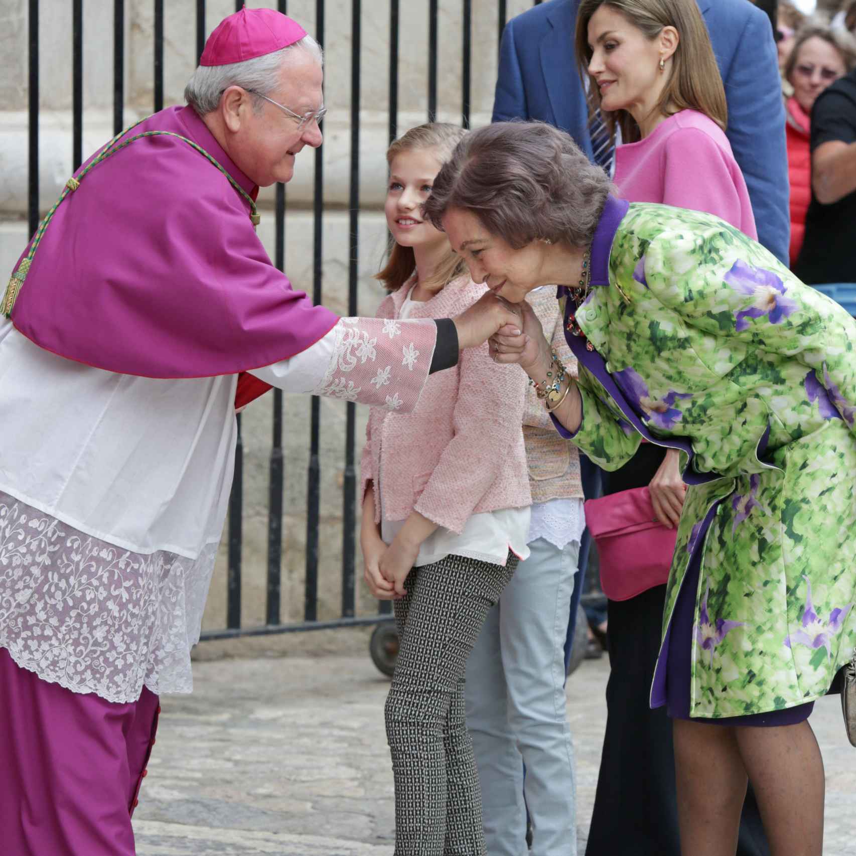 El obispo Javier Salinas saludando a Sofía de Borbón en marzo de 2016.