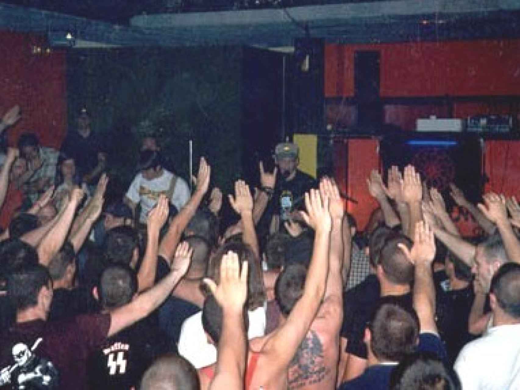 El grupo Batallón de Castigo de estilo  RAC, una corriente musical neonazi, en un concierto en Alcalá de Henares en 2003.