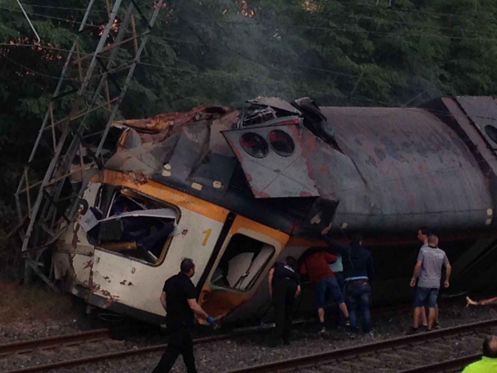 Imagen del tren después de descarrilar en O Porriño.
