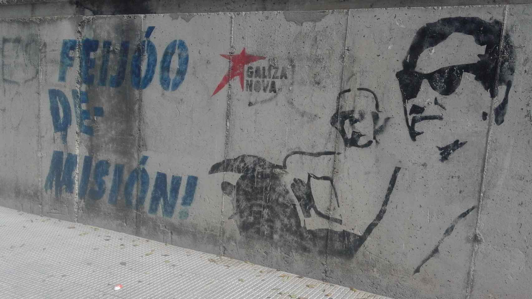 Grafiti de Feijóo con el narco Marcial Dorado a pocos minutos del lugar del mitin.