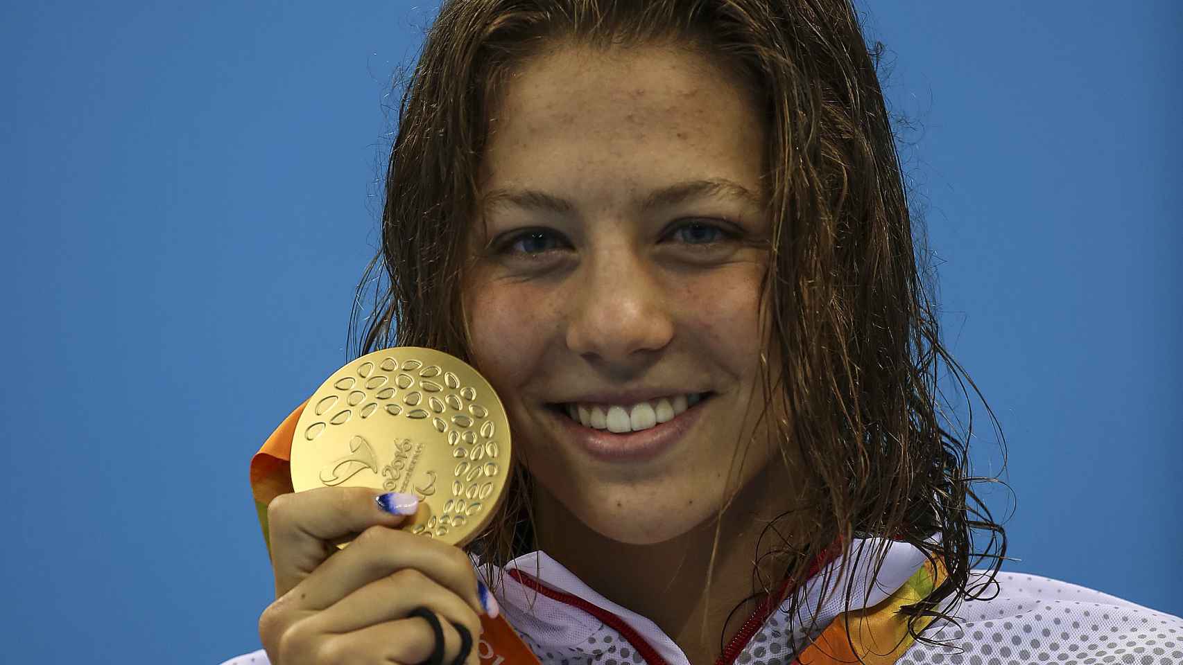 Nuria Marqués posa con la medalla de oro.