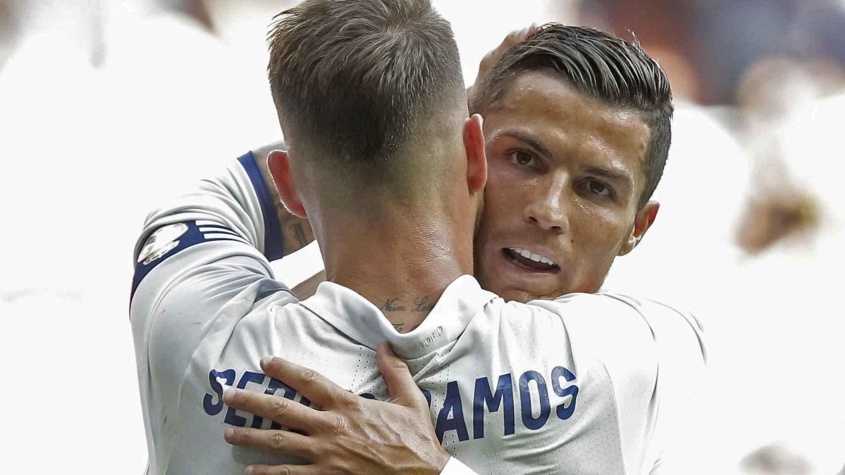 Cristiano Ronaldo se abraza a Sergio Ramos.