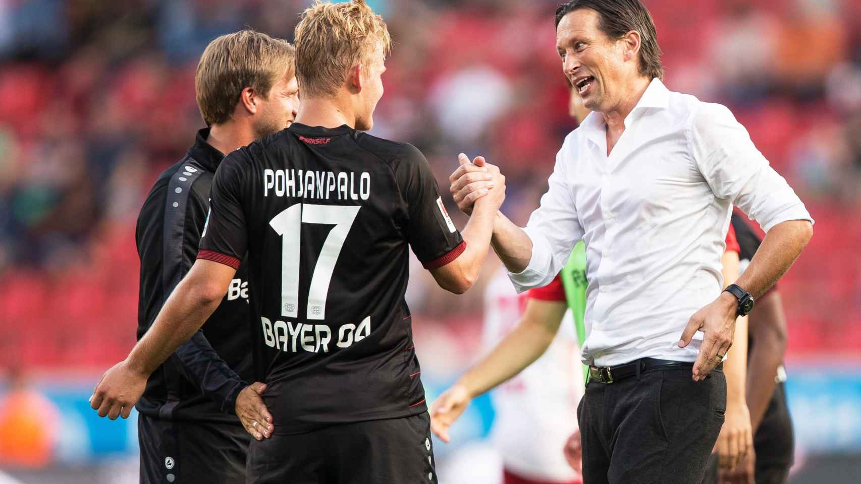 Joel Pohjanpalo le da la mano al técnico del Bayer Leverkusen, Roger Schmidt