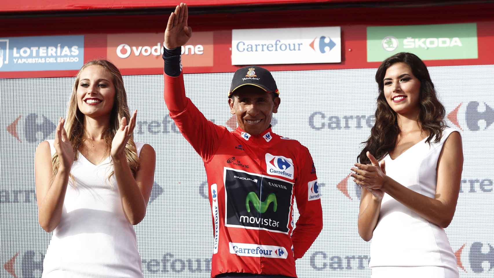 Nairo Quintana el el podio con el maillot rojo.