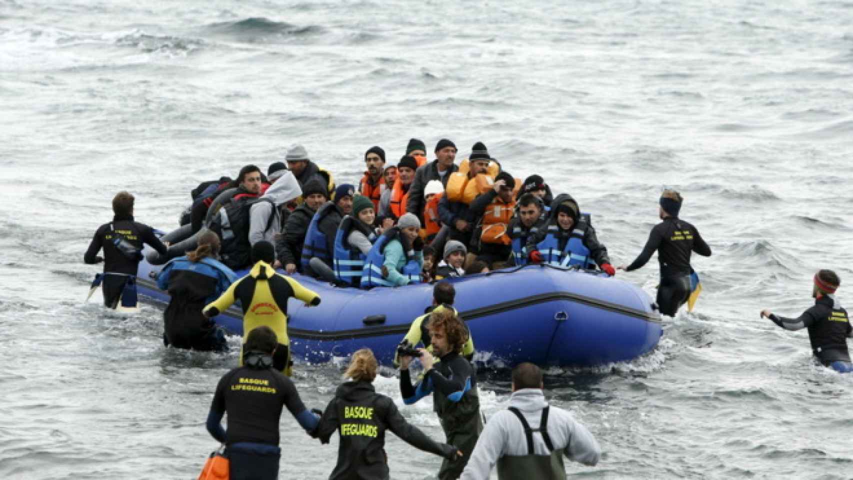 Imagen de una patera llegando a las costas de Lesbos