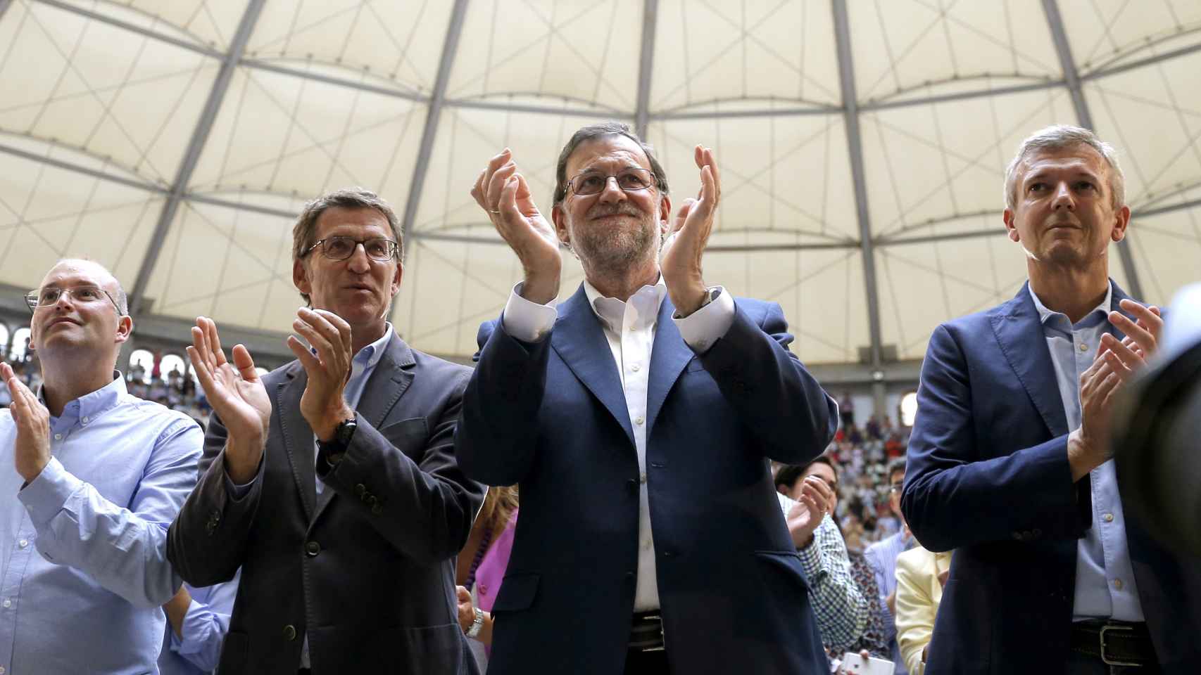 Alberto Núñez Feijóo y Mariano Rajoy a su llegada a la plaza de toros de Pontevedra