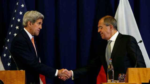 John Kerry y Sergei Lavrov se estrechan la mano tras la rueda de prensa conjunta que han ofrecido en Ginebra.