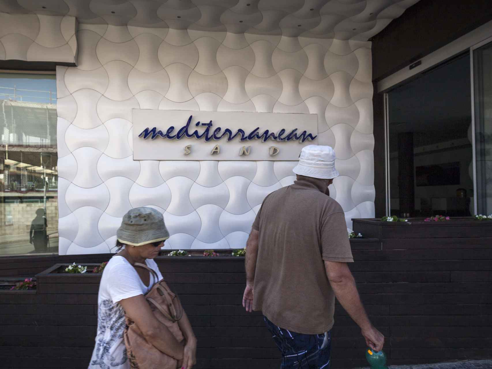 Dos turistas a su llegada al hotel Mediterranean Sand, ahora clausurado