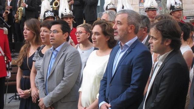 Colau y otros miembros del consistorio barcelonés durante el acto de ofrenda de flores por la Diada.