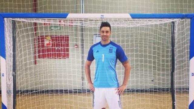 Paco Sedano posa con la camiseta de la selección.