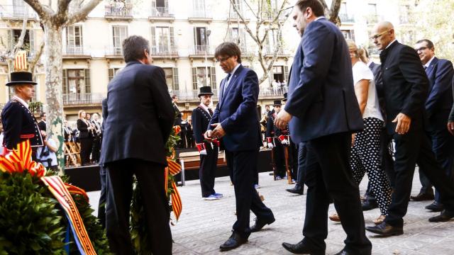 El presidente de la Generalitat, Carles Puigdemont (c), acompañado por el vicepresidente, Oriol Junqueras (2d), encabezan la tradicional ofrenda floral al monumento a Rafael Casanova