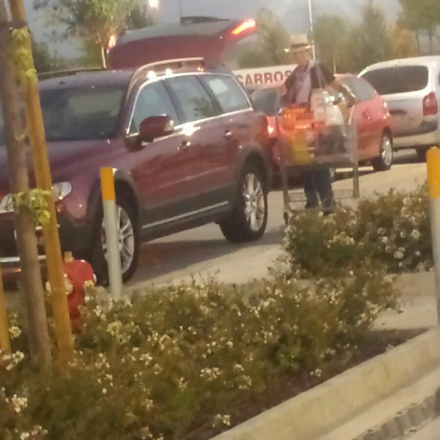 La duquesa de Lugo metiendo la compra en su coche en el aparcamiento de Costco