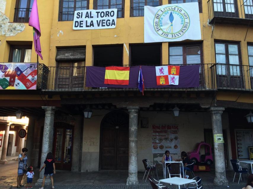 Carteles a favor del Toro de la Vega en Tordesillas.