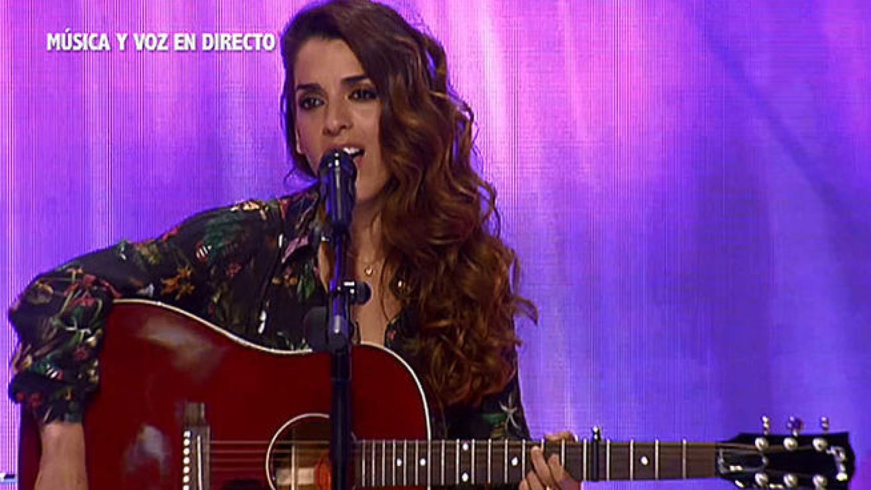 Ruth Lorenzo interpreta 'Dancing in the rain' en acústico en 'Cámbiame'