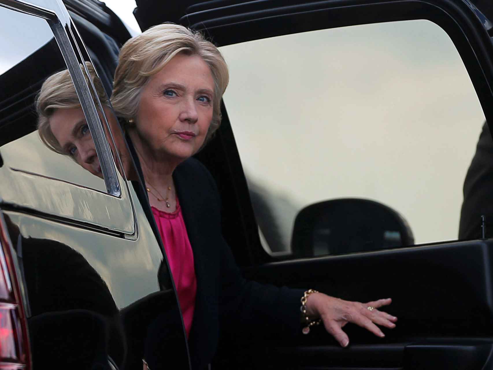 Hillary Clinton sale de su coche en el aeropuerto de Tampa, Florida.