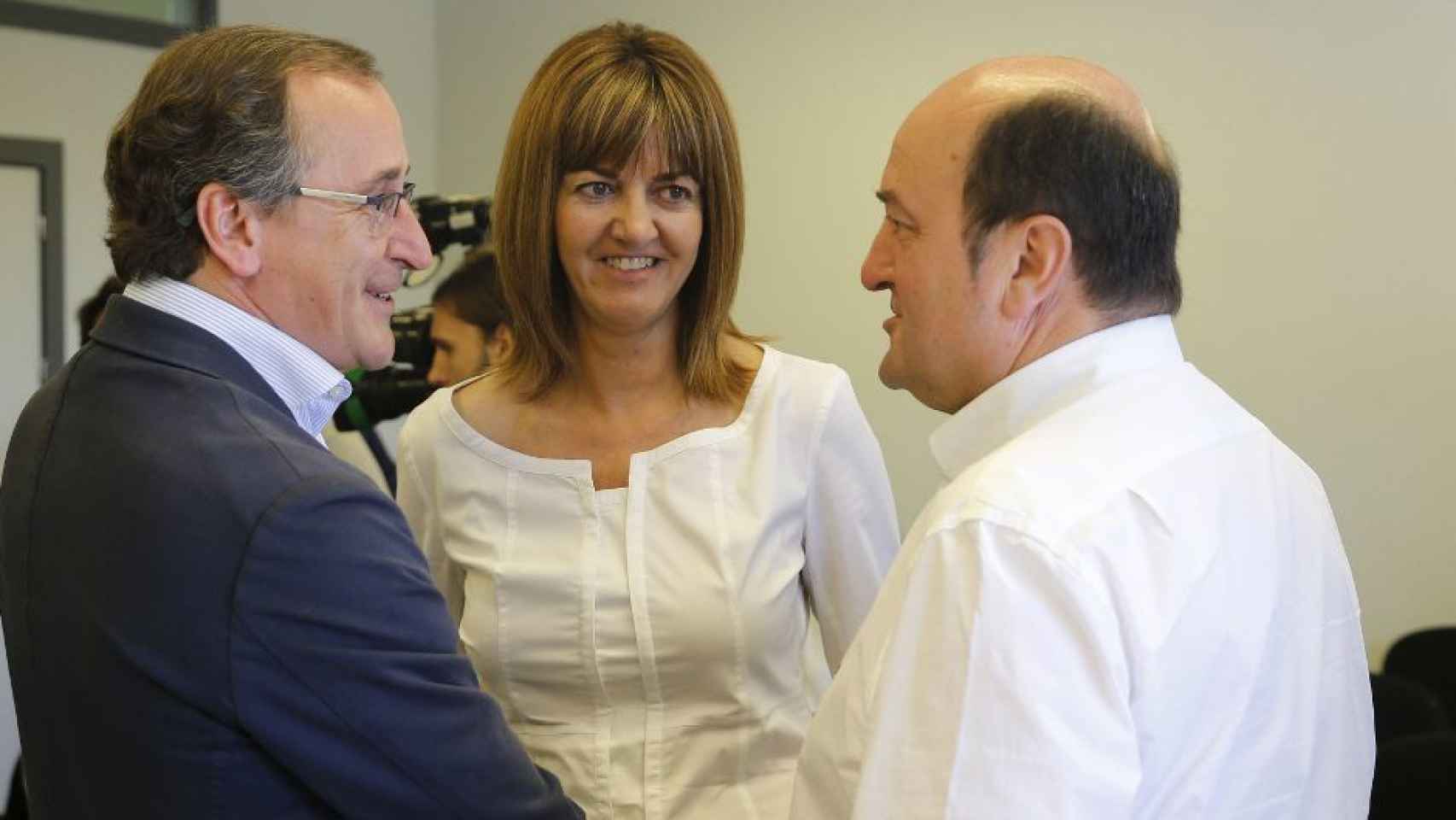 Los candidatos Mendia (PSE), Alonso (PP) y el nacionalista Ortuzar.