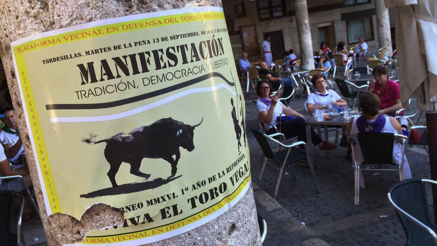 Un cartel convoca a la manifestación por el Toro de la Vega en Tordesillas.
