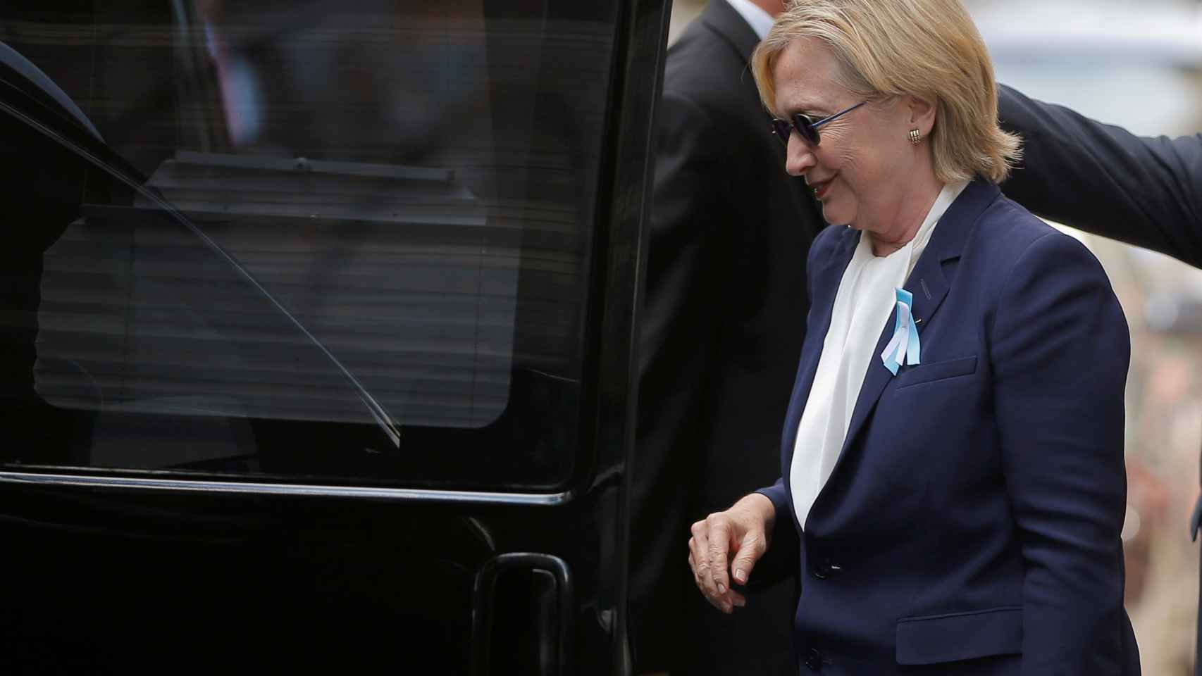 Clinton sube a su vehículo tras descansar en casa de su hija en Nueva York por el golpe de calor.