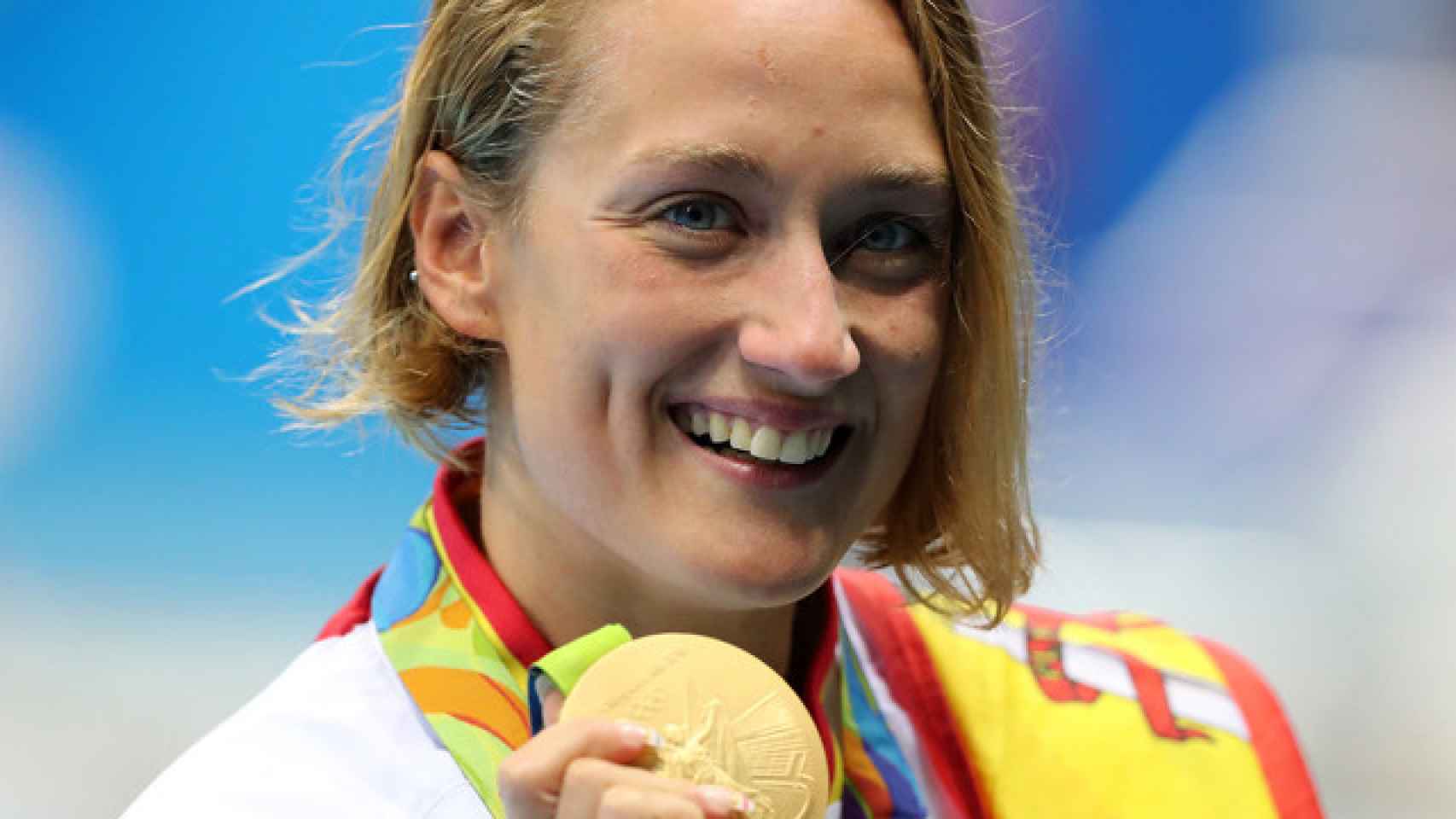 Mireia Belmonte posa con un oro conseguido en los Juegos.