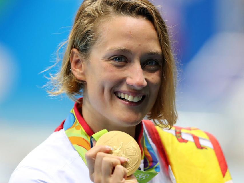 Mireia, con su medalla de oro.