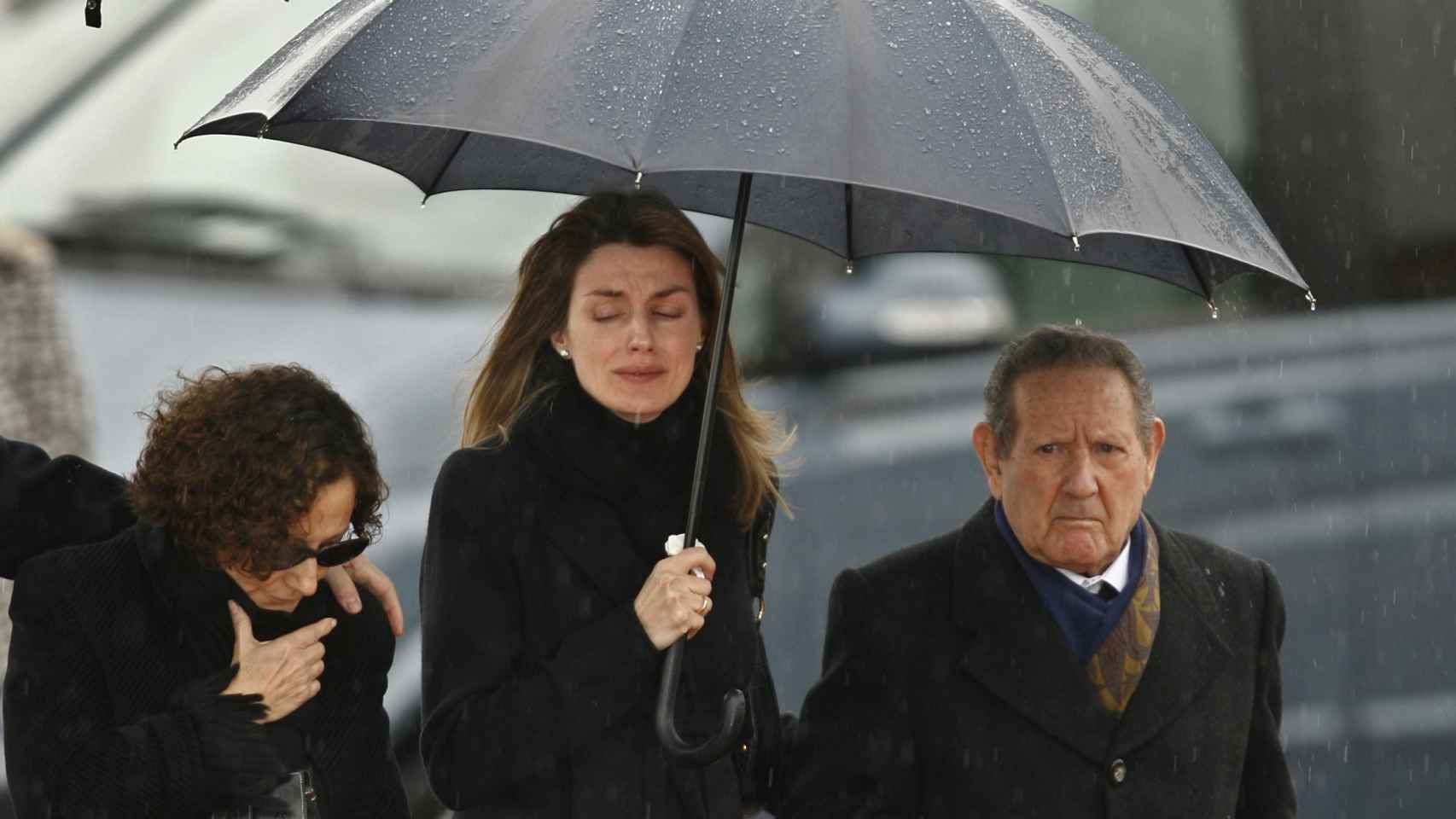 Letizia, flanqueada por su madre y su abuelo materno en el funeral de Érika.