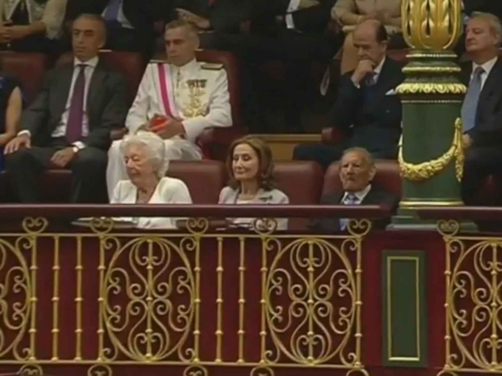 La familia de Letizia observa la proclamación del rey Felipe en el Congreso.