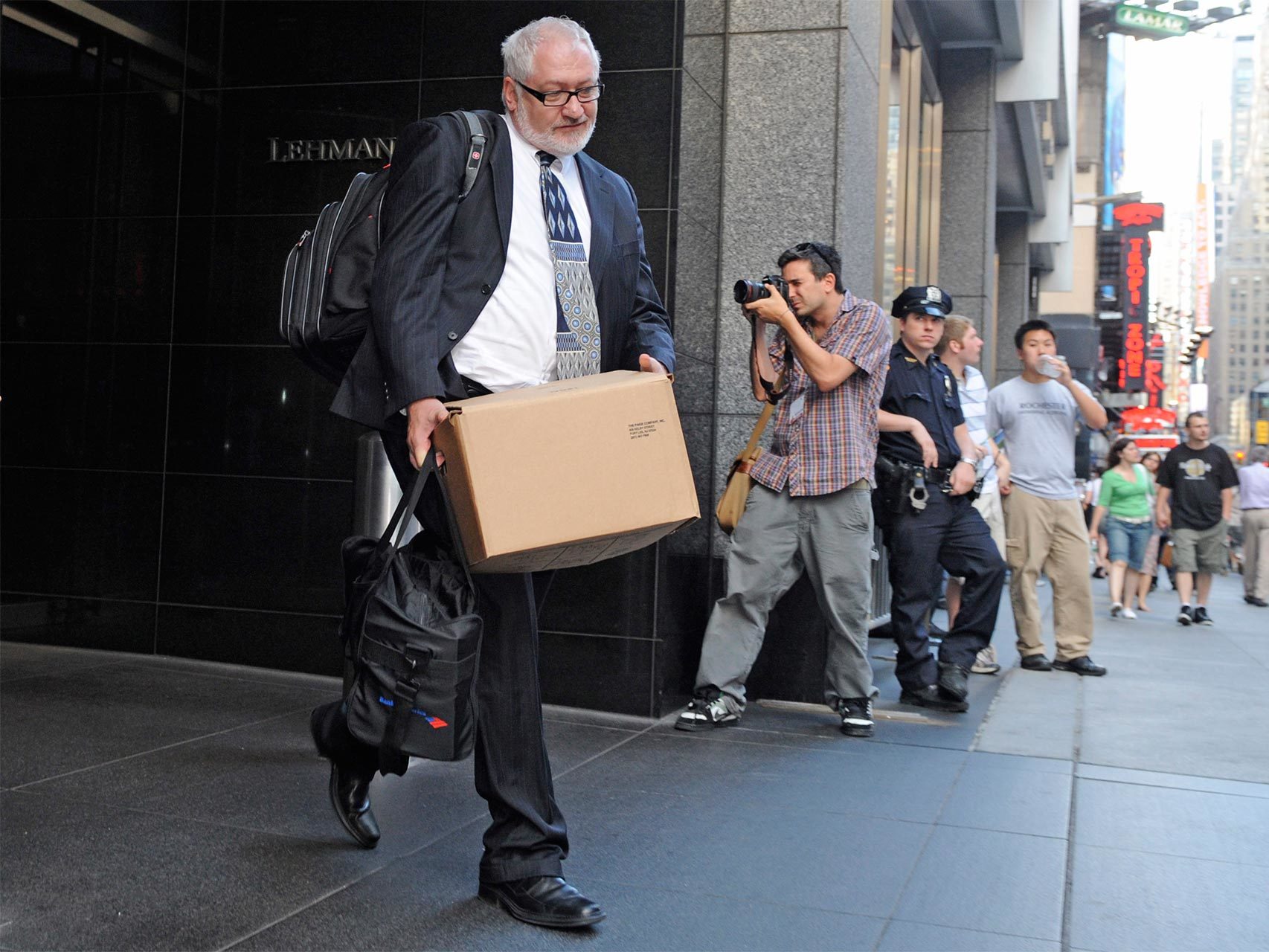 Un trabajador saliendo de Lehman Brothers tras la quiebra.