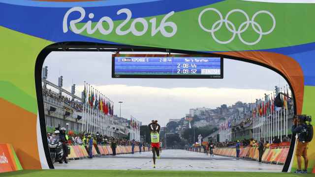 Feyisa Lilesa cruza la línea de meta del maratón de Río.