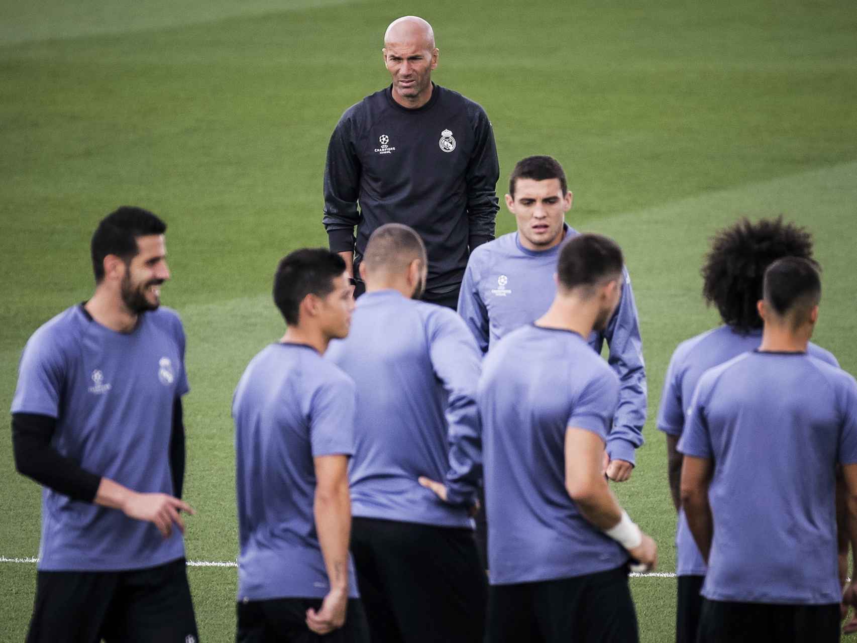 Zidane observa a sus jugadores durante el entrenamiento del Real Madrid.