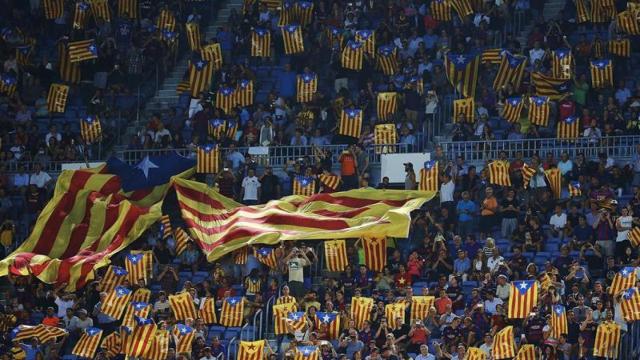 Aficionados del Barça han vuelto a mostrar esteladas en el Camp Nou.