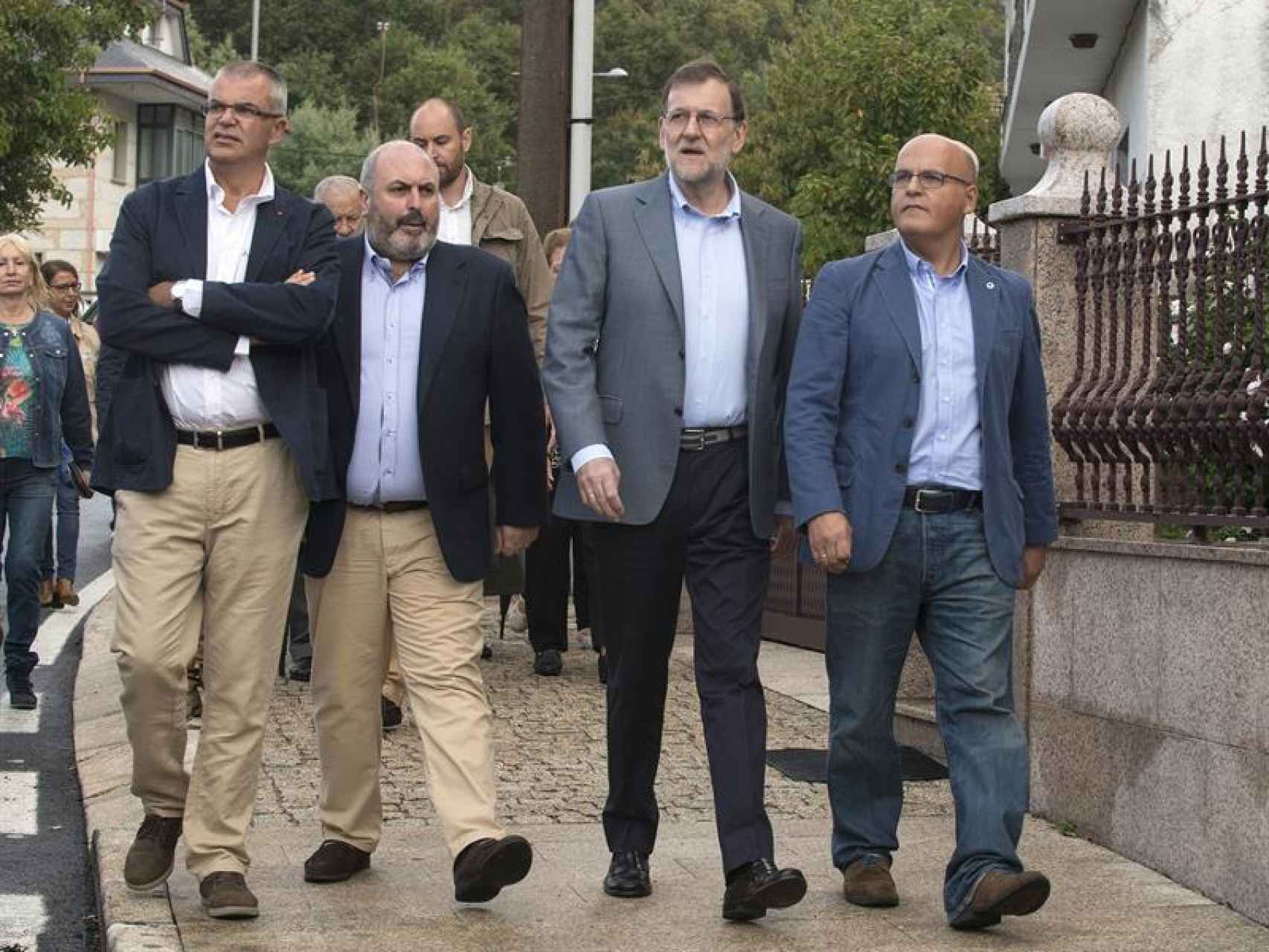 Mariano Rajoy (2d), junto al presidente de la Diputación de Ourense, Manuel Baltar (d).