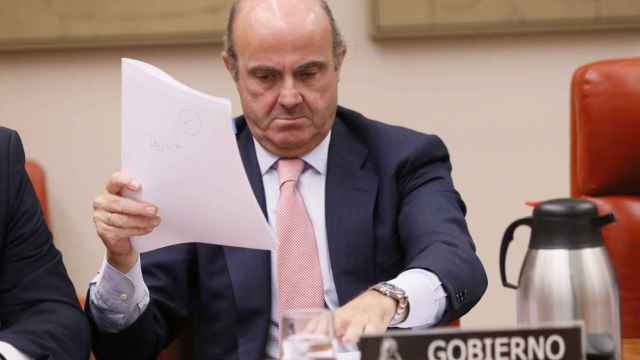 El PSOE: Sr. de Guindos, no es digno de seguir siendo ministro