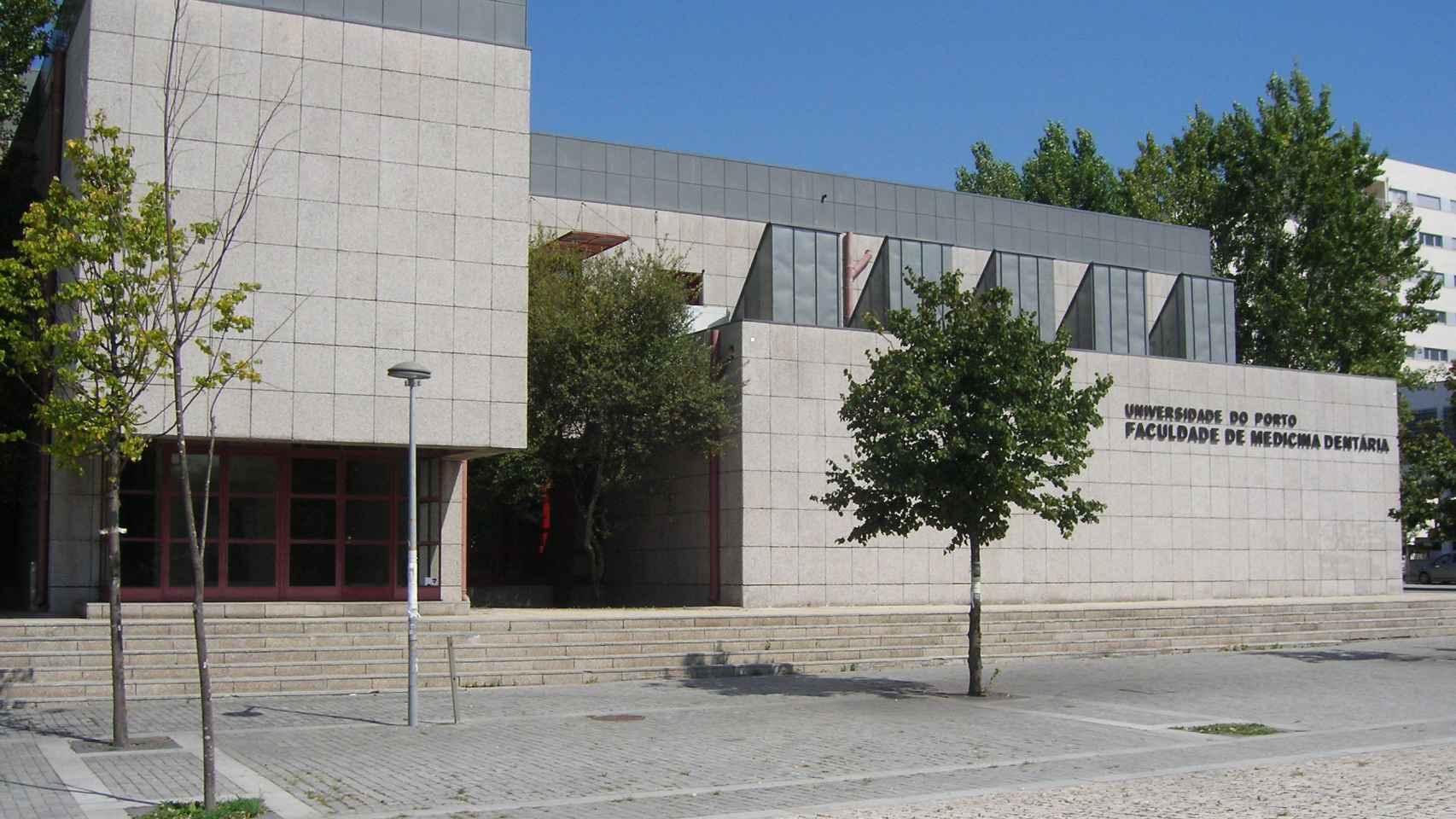 La fachada de la Facultad de Medicina Dental en Oporto.