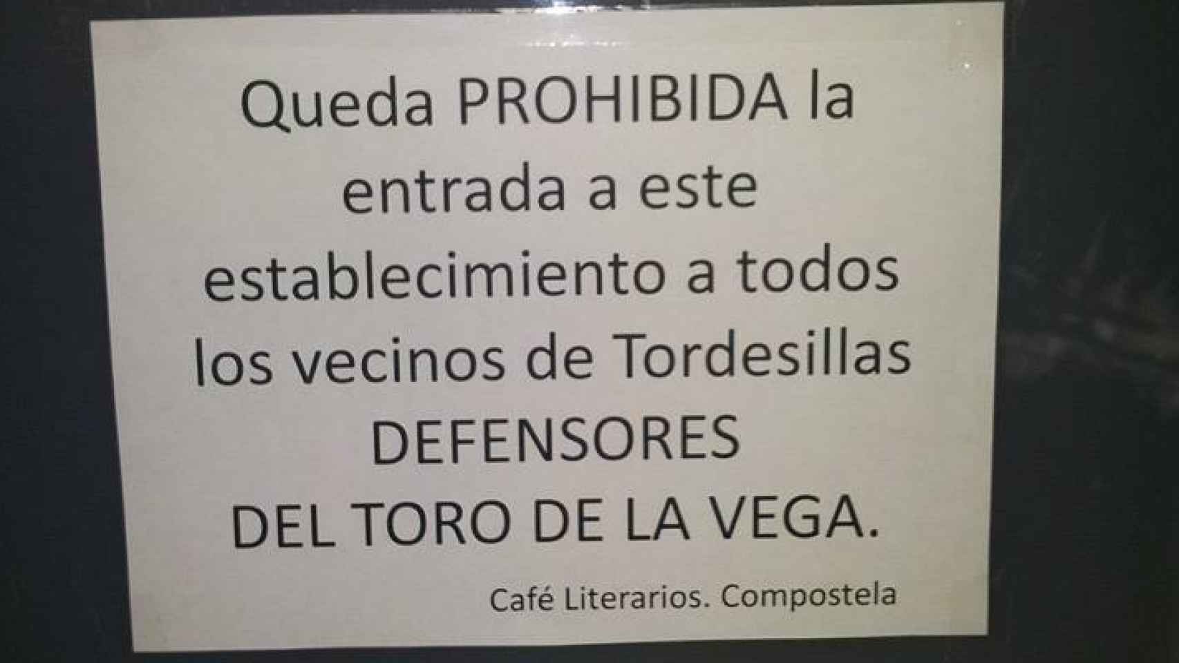 El cartel contra el Toro de la Vega que hay en el Café Literarios de Santiago.