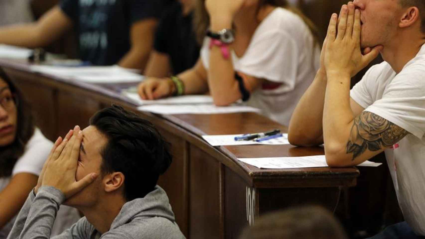 Alumnos en los minutos previos al examen de Selectividad en Madrid