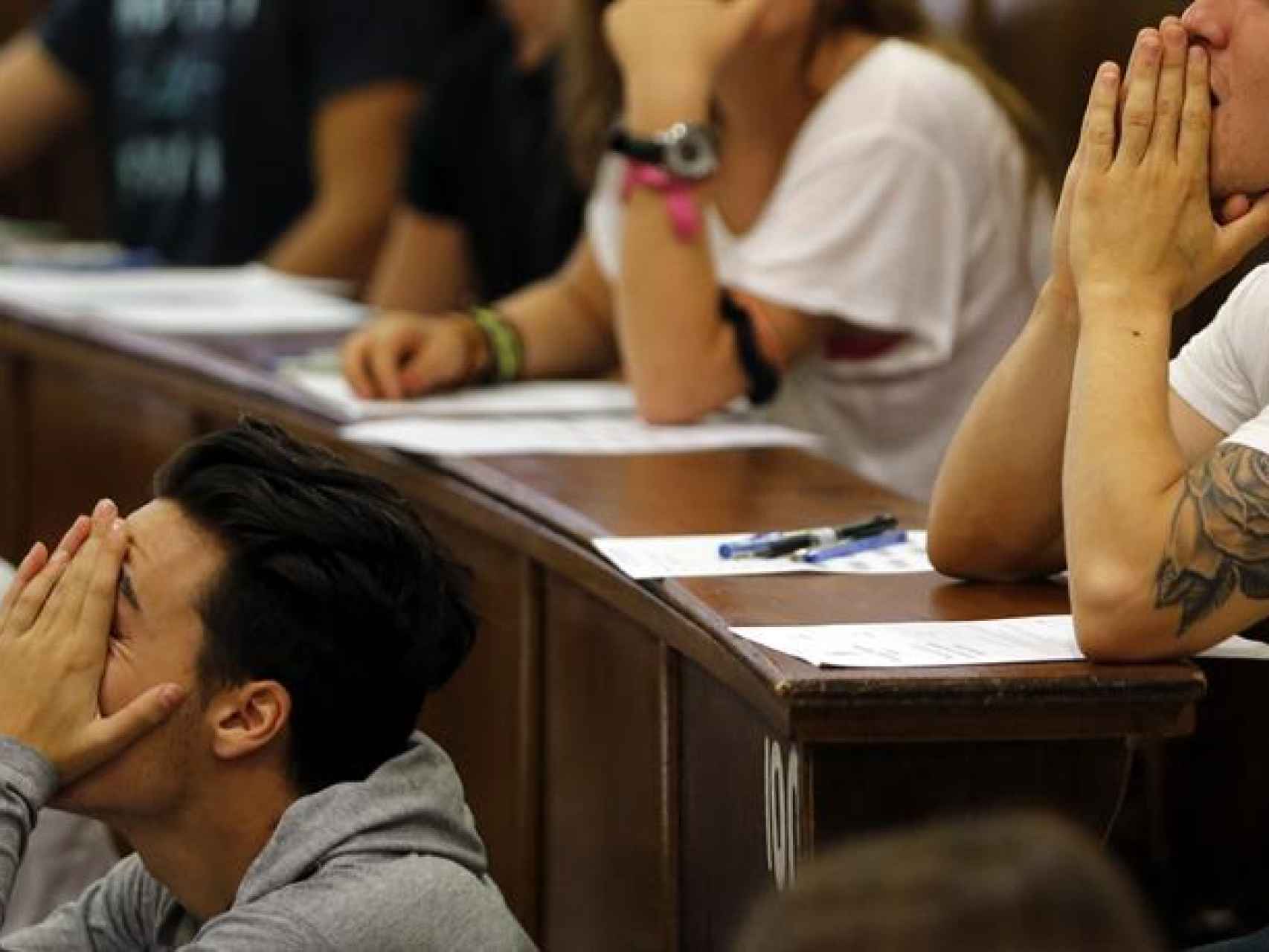 Alumnos en los minutos previos al primer examen de Selectividad de septiembre