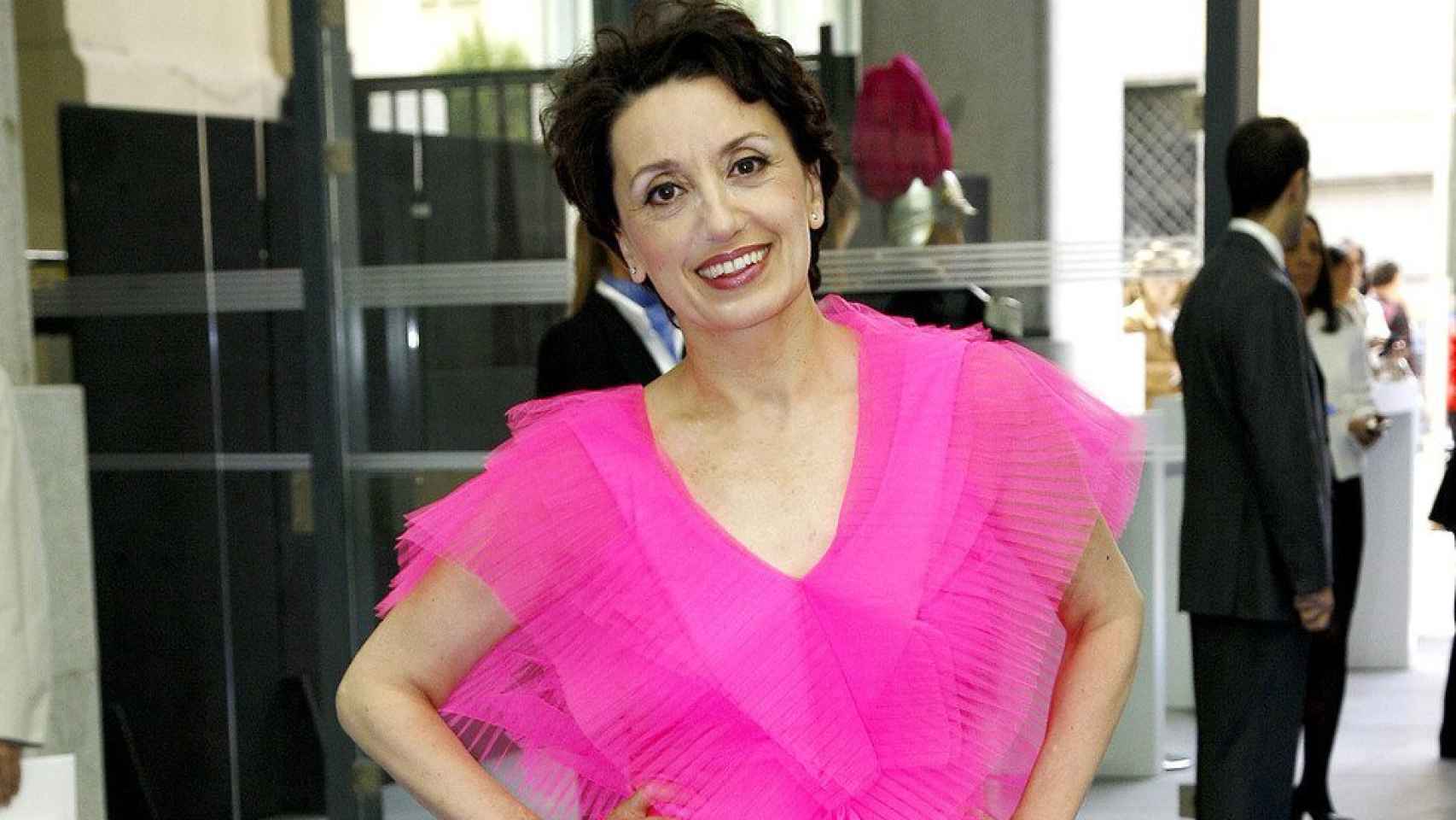 La cantante Luz Casal vestida de rosa.