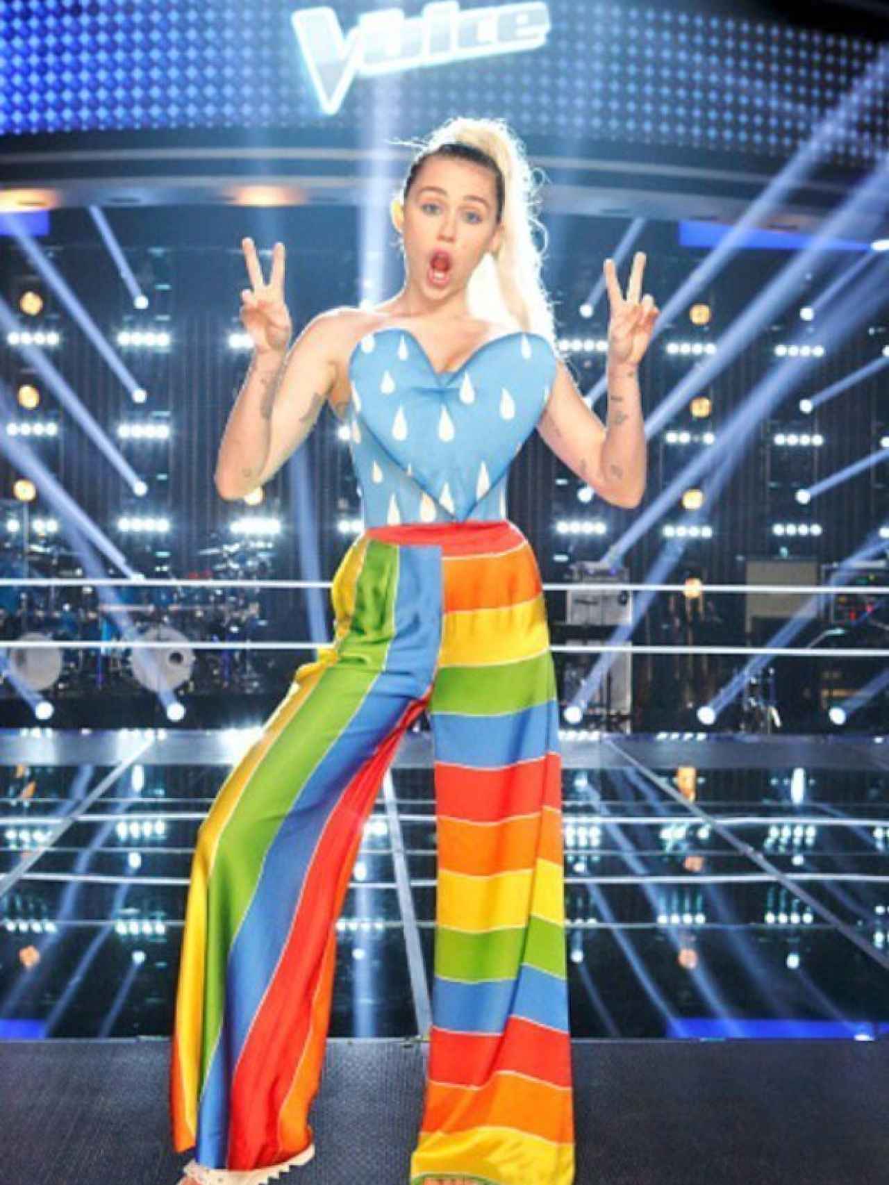 Miley Cyrus con total look de Agatha Ruiz de la Prada