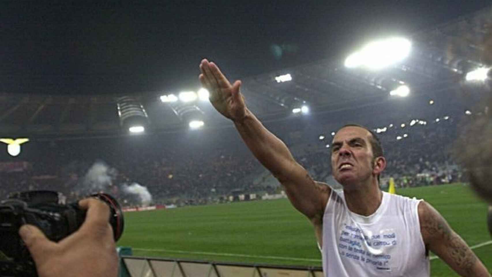 Di Canio realiza el saludo fascista en 2005.