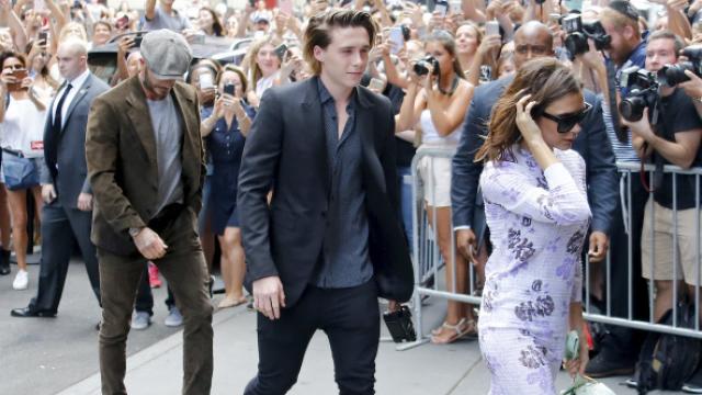 Victoria Beckham acompañada de su hijo Brookly y su marido David en la presentación de su colección en MBFWNY.