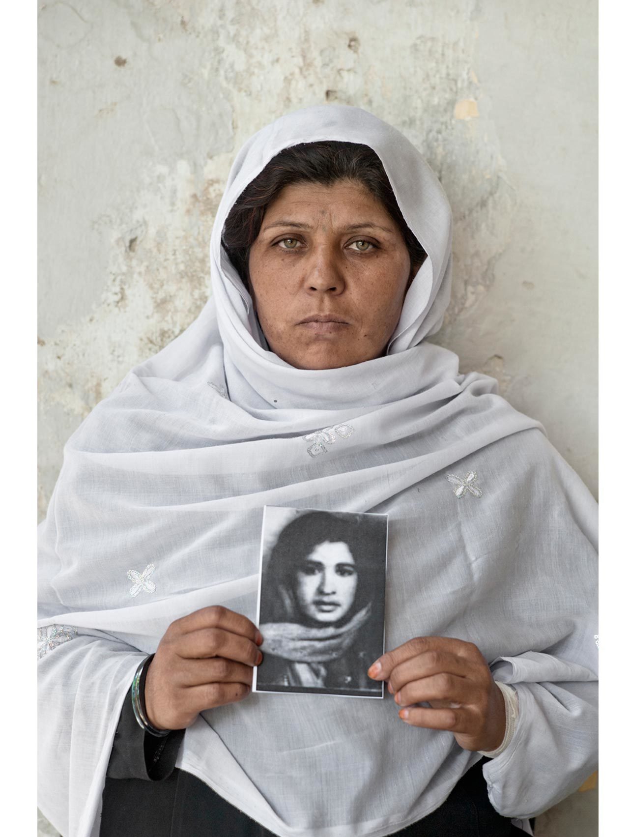 Nazanin posa con el retrato de una familiar desaparecida en la guerra.